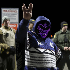 Un asistente a la convocatoria "Asalto al Área 51" para ver extraterrestres en Nevada, EEUU.-REUTERS