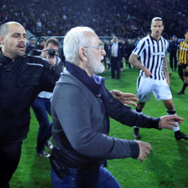 El presidente del PAOK baja al terreno de juego con un arma al cinto. | REUTERS