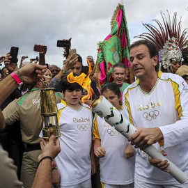 El alcalde de Río de Janeiro, Eduardo Paes (d), recibe la antorcha olímpica. /EFE