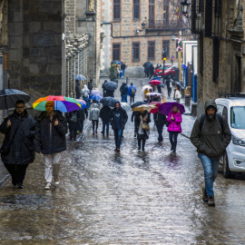 Varias personas caminan bajo la lluvia en Toledo, a 3 de enero de 2024.