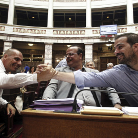 El exministro griego de Finanzas Yanis Varoufakis conversa con diputados de SYRIZA en el Parlamento en Atenas.- EFE
