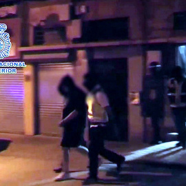 Imagen de un video facilitado por la Policía Nacional de la detención de un hombre de nacionalidad española que vendía, a través de una tienda on line, prendas de vestir con emblemas yihadistas. EFE