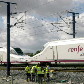 Técnicos de ADIF reparan los cables de cobre y de fibra óptica cortados en la línea de alta velocidad entre Barcelona y Figueres. EFE/Jaume Sellart