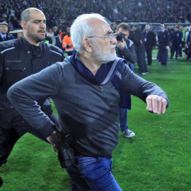 El presidente del PAOK de Salónica salta al campo armado con una pistola. | REUTERS