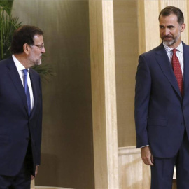 El rey Felipe VI conversa con Mariano Rajoy antes de presidir en el Palacio de la Zarzuela la reunión anual del patronato de la Fundación Carolina. EFE