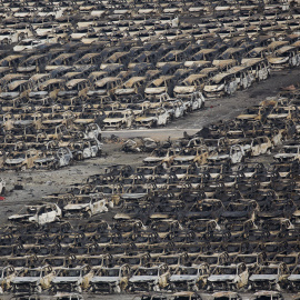 Coches quemados por las explosiones en el nuevo distrito de Binhai, Tianjin, 13 de agosto de 2015. REUTERS / Damir Sagolj
