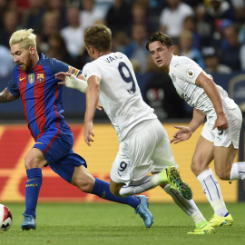 Messi se va en carrera de dos jugadores del Leicester City. /REUTERS