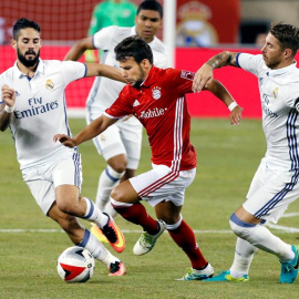 El jugador del Bayern Múnich Juan Bernat disputa el balón con Sergio Ramos e Isco, del Real Madrid. - EFE