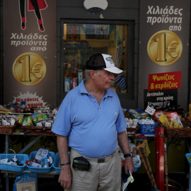 Un turista frente a una tienda de todo a un euro en Atenas. REUTERS/Yiannis Kourtoglou