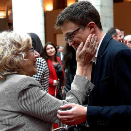 La alcaldesa de Madrid, Manuela Carmena, y el diputado de Podemos Iñigo Errejón durante el acto conmemorativo de la Fiesta del 2 de Mayo EFE/CHEMA MOYA