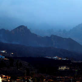La nube de ceniza se orienta hacia el sur y los aeropuertos canarios operan con normalidad menos en La Palma