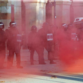 Agentes de los Mossos d'Esquadra a las puertas del Parlament de Catalunya