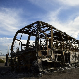 Un autobús calcinado tras los enfrentamientos del 19 de junio en Nochixtlán, en el Estado de Oaxaca. - AFP