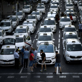Los taxistas bloquean una avenida en medio de una huelga en Madrid el 31 de julio de 2018 | AFP