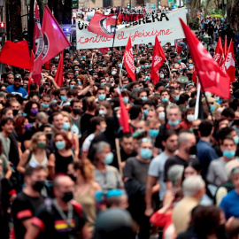 Vista general de la manifestación celebrada por la Comissió 9 d'Octubre, integrada por partidos, sindicatos y otras organizaciones de izquierda, para denunciar la violencia fascista