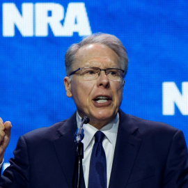 Wayne LaPierre, vicepresidente ejecutivo y director ejecutivo de la Asociación Nacional del Rifle, anunció el viernes su próxima dimisión tras las acusaciones de corrupción por parte de la fiscal de Nueva York