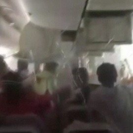 Captura de pantalla que muestra el momento en que se trata de evacuar al pasaje del avión de Emirates incendiado.- REUTERS