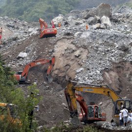 Los servicios de rescate chinos buscan supervivientes en una mina que se derrumbó por un corrimiento de tierras causado por la explosión. REUTERS