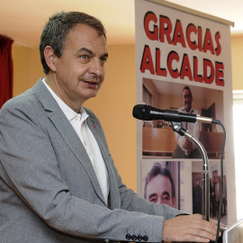 El expresidente del Gobierno, José Luis Rodríguez Zapatero, durante su intervención en el homenaje póstumo al que fuera durante 33 años alcalde socialista del municipio, Benjamín Geijo. EFE/J. Casares