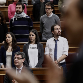 Los diputados de Podemos (en la imagen Pablo Iglesias, Irene Montero, Ione Belarra, ïñigo Errejon, Rafael Mayoral, y Noelia Vera) permanecen de pie sin aplaudir tras el discurso ofrecido en el Congreso de los Diputados por el presidente de 