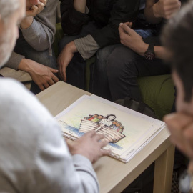 Francesco Piobbichi explica la historia de uno de sus dibujos. - PROYECTO PELAGIAS