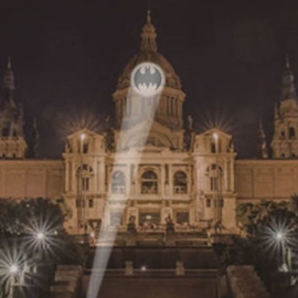 El Museu Nacional d'Art de Catalunya homenajea a Batman en el 80 aniversario del Caballero Oscuro. / DC
