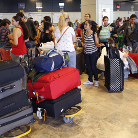Viajeros mexicanos permanecen en el aeropuerto madrileño de Barajas, algunos desde hace más de quince días, a la espera de que se libere alguna plaza en los vuelos de Aeroméxico. EFE/Mariscal
