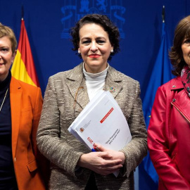 La ministra de Trabajo, Magdalena Valerio (c), explicó el presupuesto de su departamento para este año, que incluye novedades como el aumento de las pensiones o la recuperación del subsidio para parados mayores de 52 años. /EFE