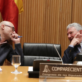 El presidente de la Comisión de Investigación de la presunta financiación del PP del Congreso,el diputado de Nueva Canarias, Pedro Quevedo (d), junto al secretario primero de la comisión, el diputado de Unidos Podemos Txema Guijarro (i), co