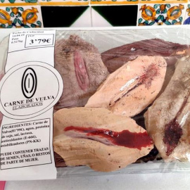 17/01/2019.- Fotografía de la obra que ha sido retirada del patio del Ayuntamiento de Granada, se trata de una bandeja de plástico como las que se encuentran en los supermercados en la que se observan unos supuestos trozos de "Carne de vulv