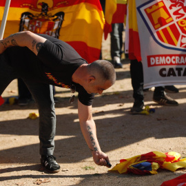 Un neonazi quema una 'estelada' en Montjuïch.