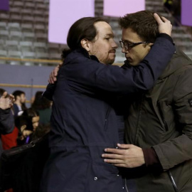 El secretario político de Podemos, Íñigo Errejón (d), y el secretario general, Pablo Iglesias (i), se abrazan durante primera jornada de la Asamblea Ciudadana Estatal de Vistalegre II. | CHEMA MOYA (EFE)