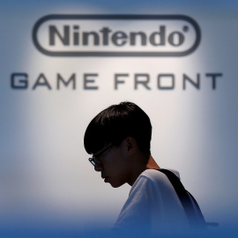 Un visitante intenta jugar con la consola portátil Nintendo Co Ltd's 3DS en la sala de exposiciones de la compañía en Tokyo, Japón. REUTERS/Issei Kato