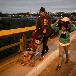 Migrantes procedentes de Honduras se dirigen hacia Estados Unidos. / REUTERS - LUIS ECHEVARRÍA