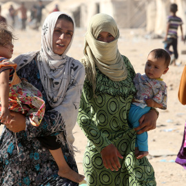 Mujeres iraquíes desplazadas por la violencia del Estado Islámico, en uno de los campamentos levantados al sur de Mosul. - REUTERS