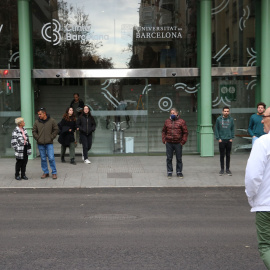 Un grup de persones a l'entrada principal de l'hospital Clínic de Barcelona