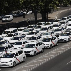Foto de archivo. Taxis aparcados. Europa Press