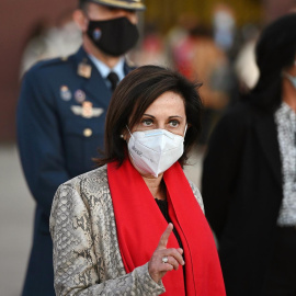 La ministra de Defensa, Margarita Robles, a la llegada del avión.