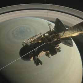 La nave Cassini sobre el hemisferio norte de Saturno, dirigiéndose hacia su primera inmersión entre el planeta y sus anillos en abril de 2017 | NASA/JPL-Caltech