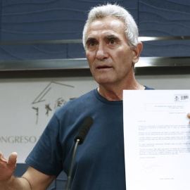 El diputado de Unidos Podemos Diego Cañamero, muestra el documento que ha entregado en el registro del Congreso, en el que renunció ante notario al aforamiento. EFE/Chema Moya