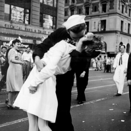 La famosa imagen del fotógrafo Alfred Eisenstaedt que se publicó en la revista estadounidense 'Life' en 1945 bajo el título 'El día de la victoria en Times Square'./ EP