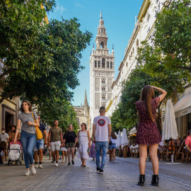 Gran cantidad de turistas por el entorno de la Catedral de Sevilla, durante el Puente del Pilar a 11 de octubre del 2021 en Sevilla (Andalucía).
