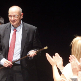 El alcalde del Ayuntamiento de Parla, Luis Martínez Hervás, con el bastón de mando tras haber sido investido. (EFE)