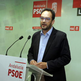 El portavoz del PSOE en el Congreso, Antonio Hernando, en declaraciones a los medios en Almería. EFE/Ricardo Garcia