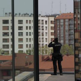 Un agente de la Ertzaintza durante el acto institucional de homenaje y celebración del 40 aniversario de la Ertzaintza actual en el Auditorio del BEC, a 28 de marzo de 2022, en Barakaldo.