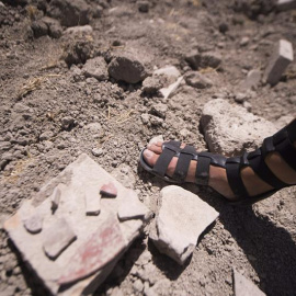 Destrozos ocasionados por las labores de arado de un particular en terrenos pertenecientes al conjunto arqueológico de Ategua en Santa Cruz (Córdoba), declarado Bien de Interés Cultural (BIC), que ha destruído enseres tartesos, íberos, roma