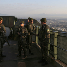 Soldados vigilando en el Cristo Redentor de Río de Janeiro. /REUTERS