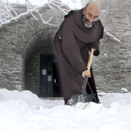 El fraile encausado, quitando nieve en el santuario de O Cebreiro (Lugo).