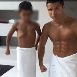 El futbolista del Real Madrid aparece junto a su hijo mostrando sus abdominales