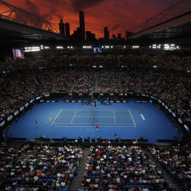 Vista general de la pista y del horizonte de Melbourne al atardecer durante el partido entre Rafael Nadal y Alex de Minaur, en el Open de Australia.- REUTERS / Aly Song
